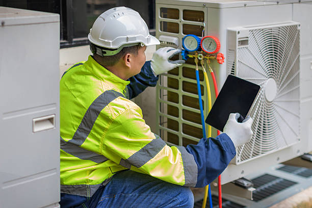 Professional Hvac technician working in Pahokee, FL